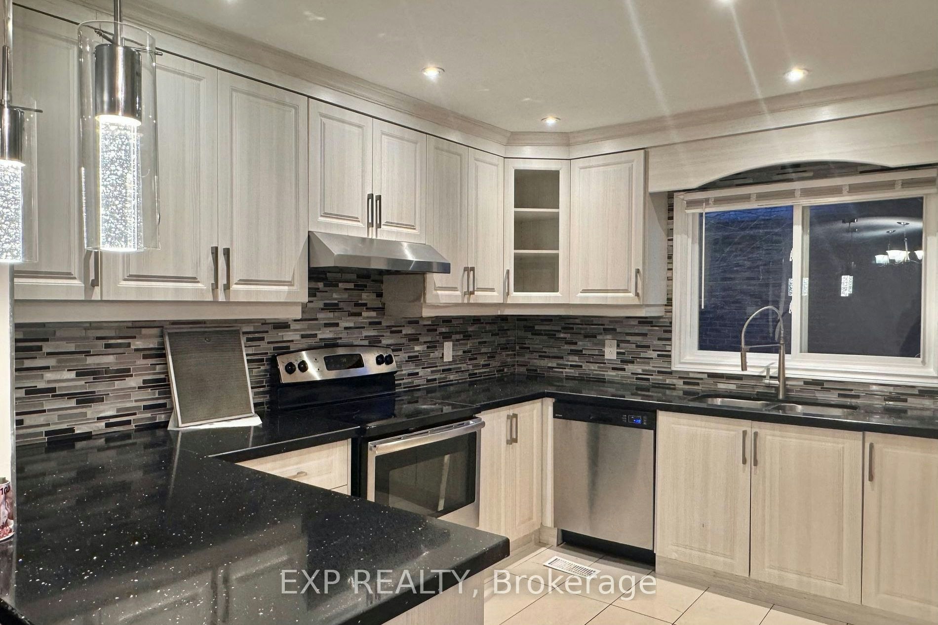 69 Hollyhedge Drive, Toronto, ON, M1J 1X4 - 4