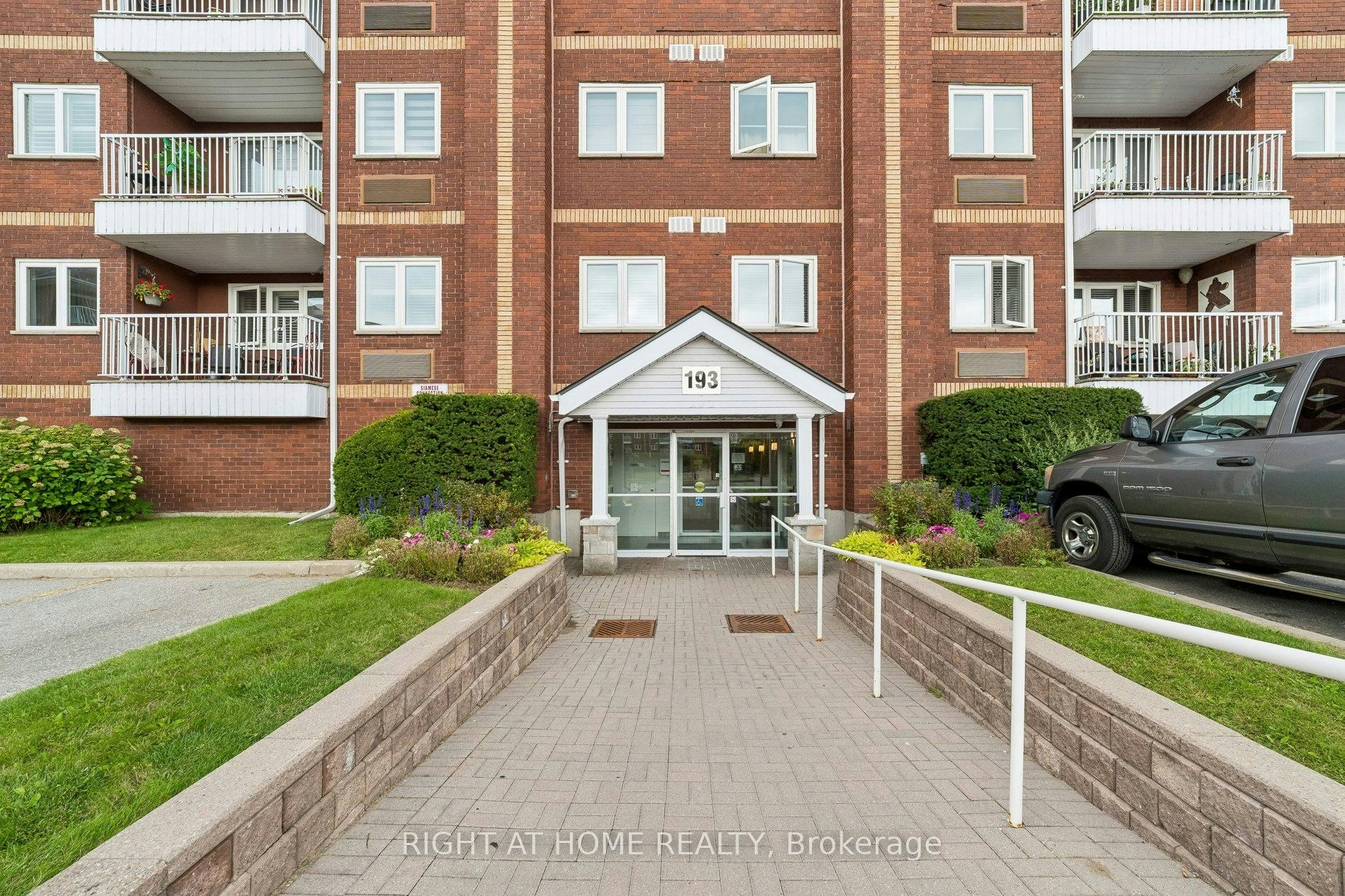 318-193 Lake Driveway Drive W, Ajax, ON, L1S 7H8