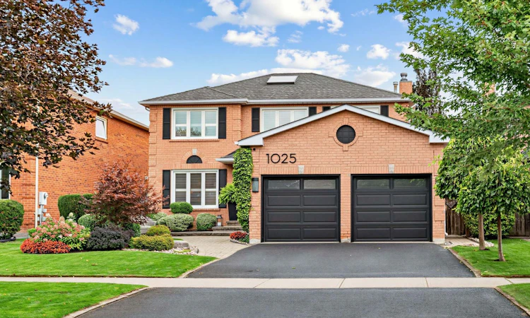 1025 Moorelands Crescent