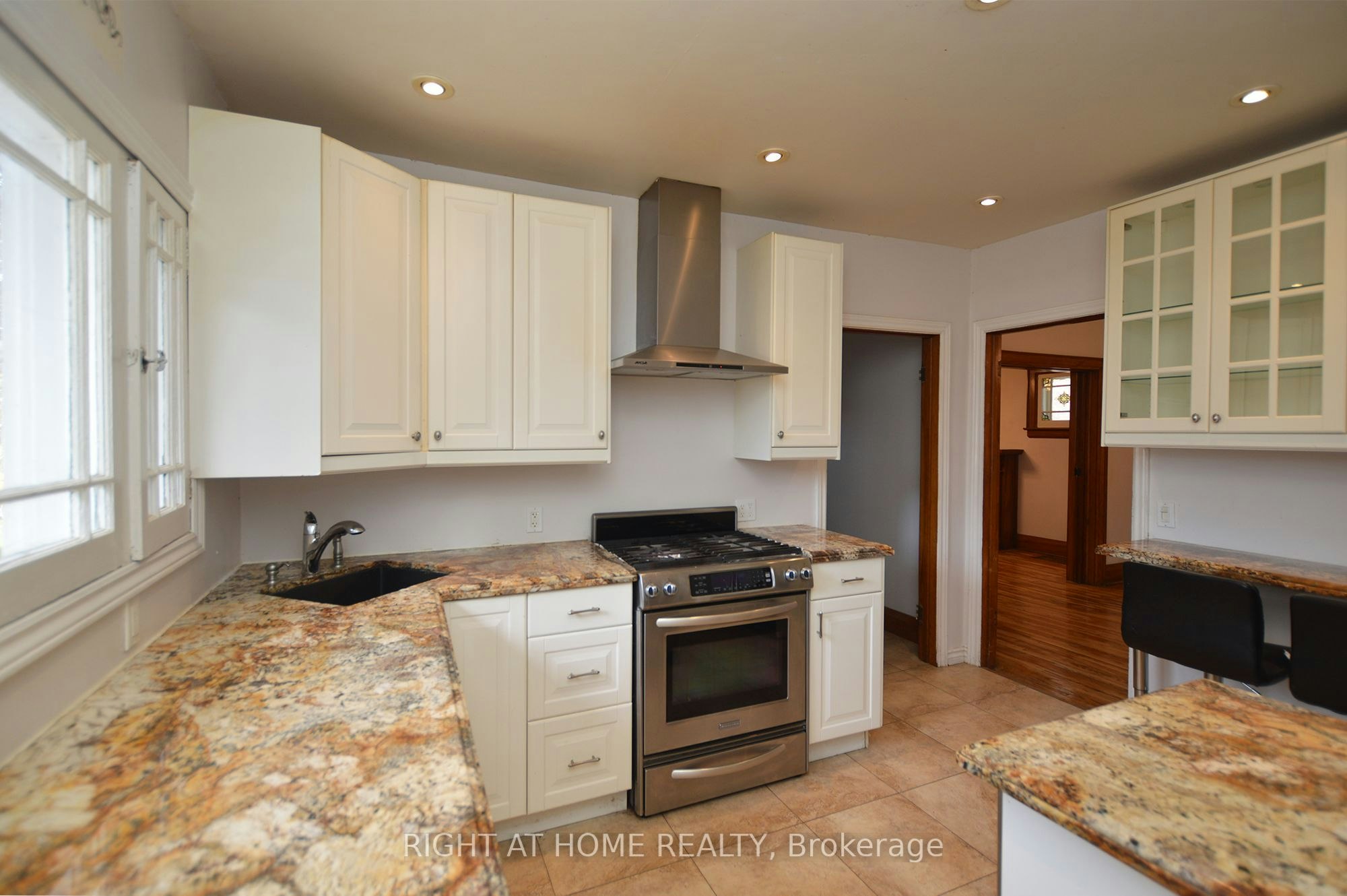 407 King Street E, Oshawa, ON, L1H 1E3 - 9
