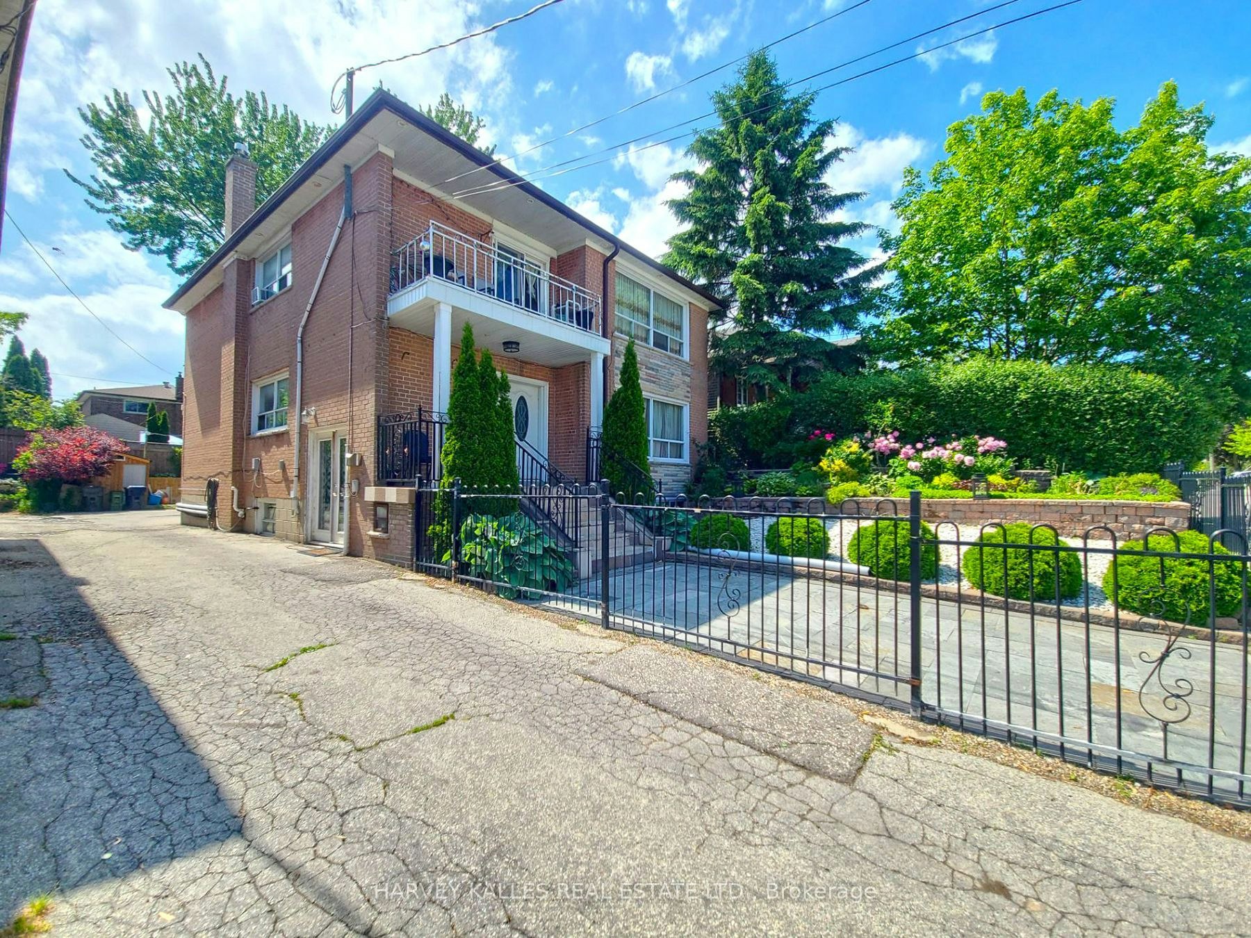 Room # 4-8 Medford Avenue, Toronto, ON, M1L 4G2 - 2