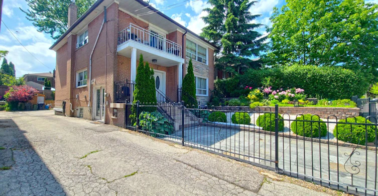 Room # 4-8 Medford Avenue, Toronto, ON, M1L 4G2 - 2
