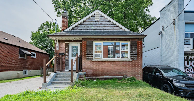 2935 St Clair Avenue E, Toronto, ON, M4B 1N9