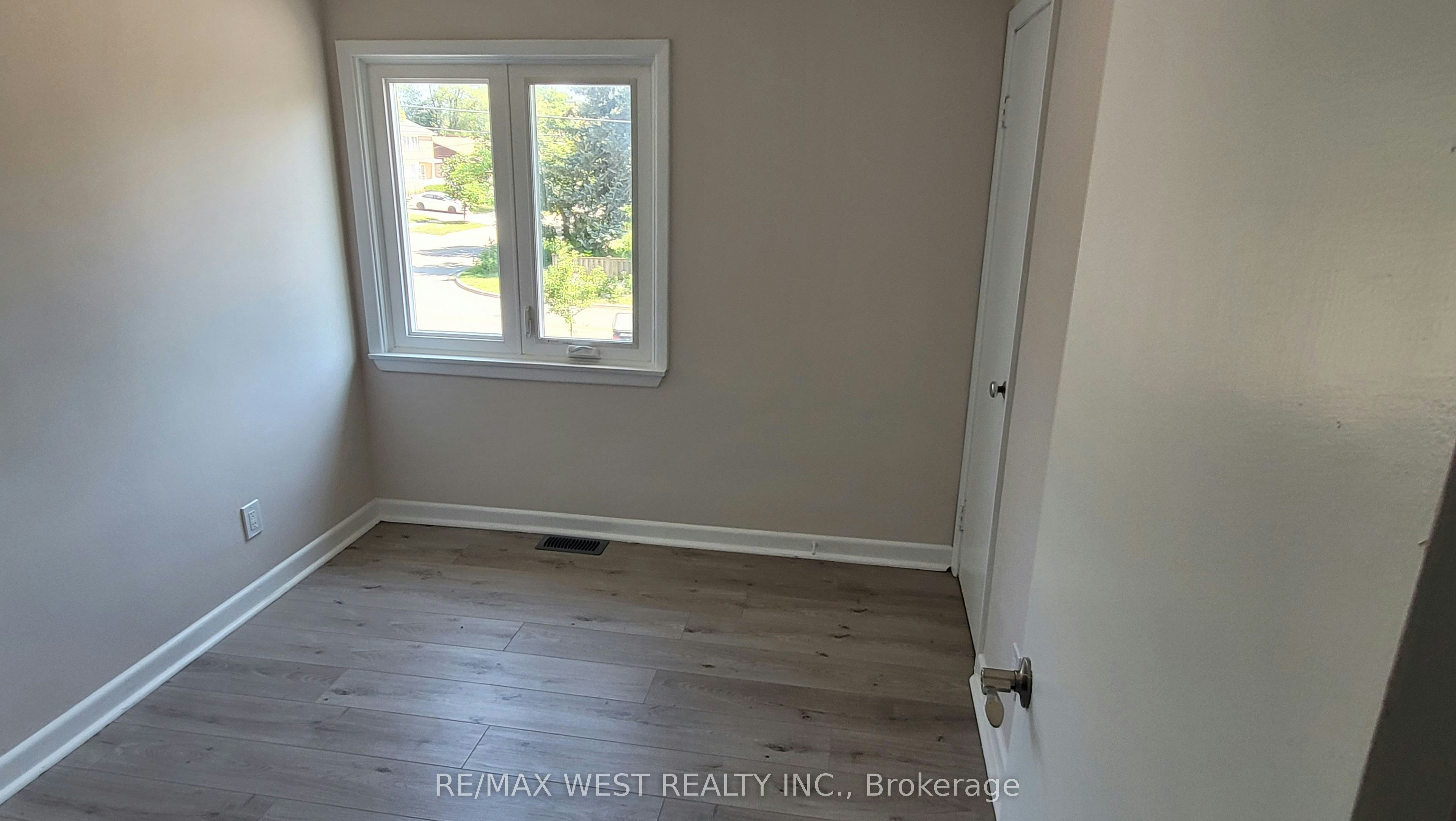 Upper-65 Clapperton Avenue, Toronto, ON, M1L 4K7 - 8