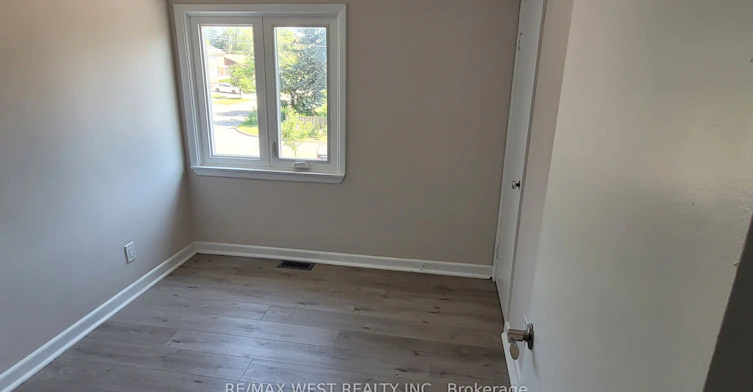 Upper-65 Clapperton Avenue, Toronto, ON, M1L 4K7 - 8