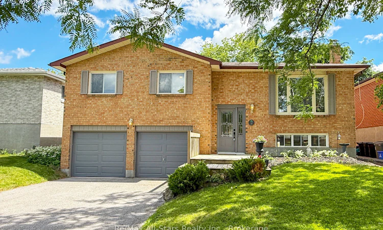 39 Applewood Crescent