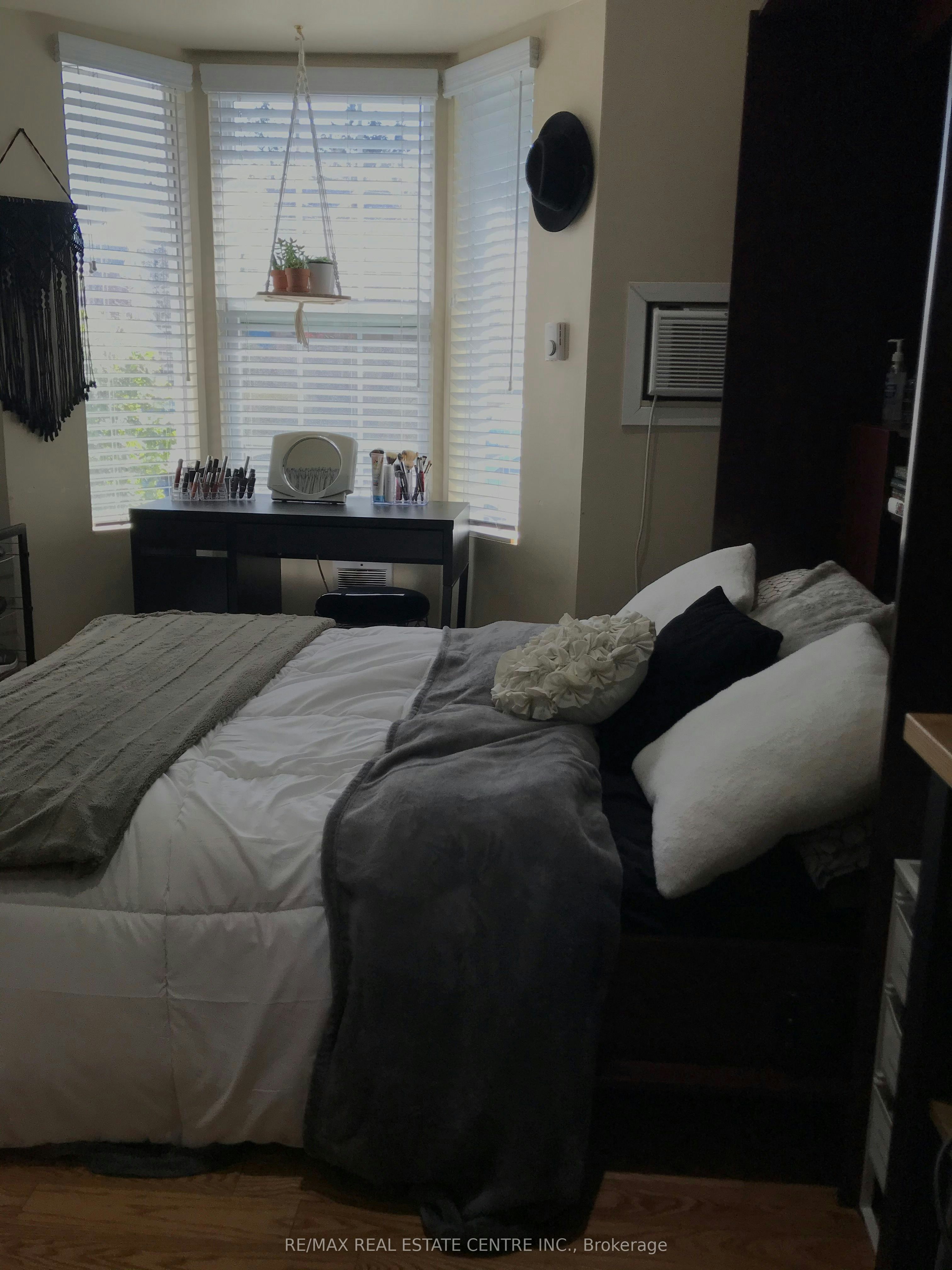 Main Level Studio-1 Hiawatha Road, Toronto, ON, M4L 2X7 - 7