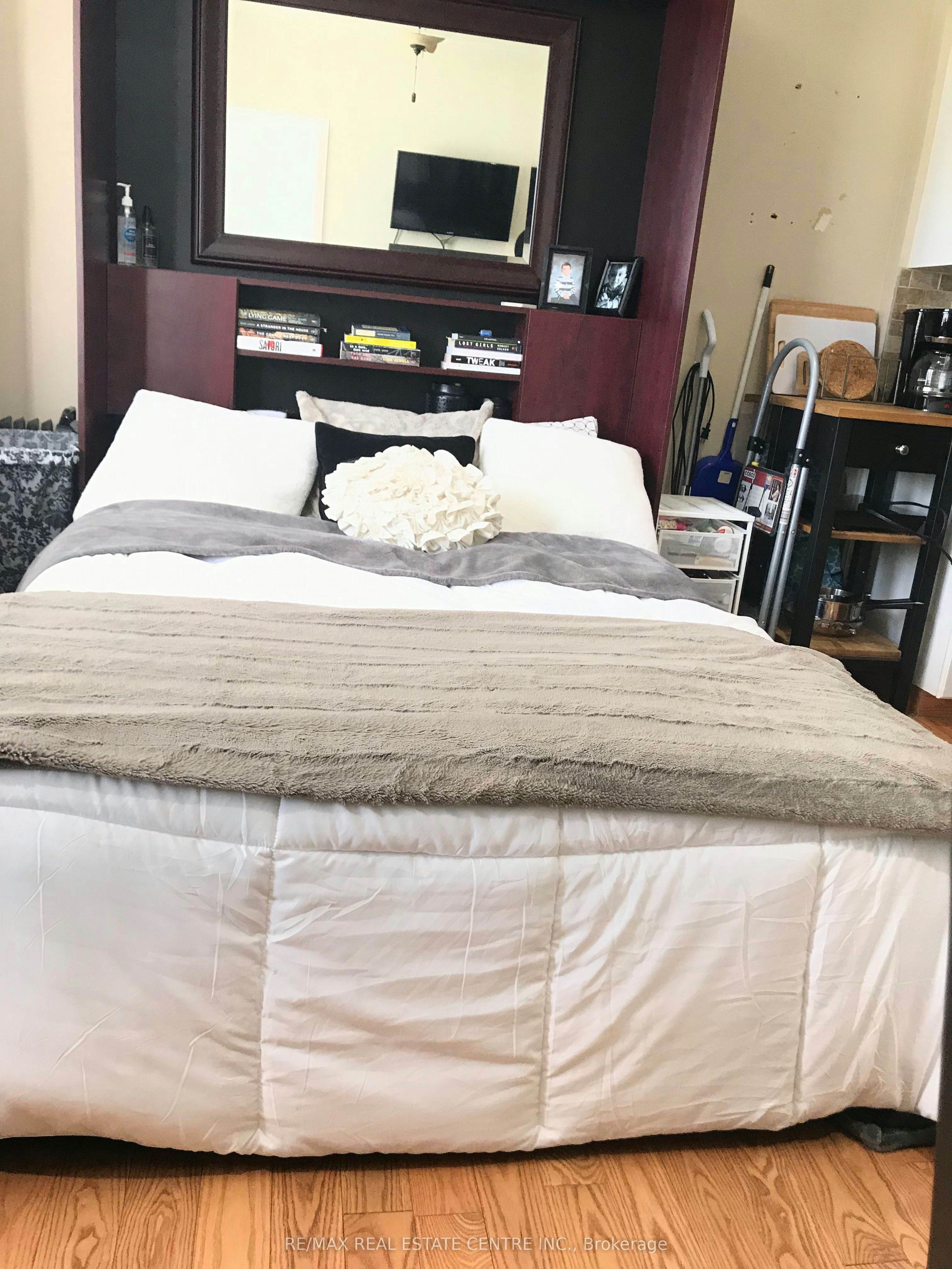 Main Level Studio-1 Hiawatha Road, Toronto, ON, M4L 2X7 - 8