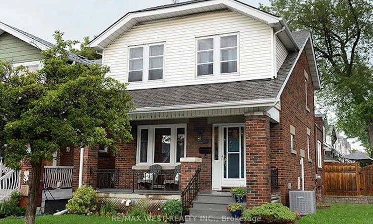 811 Coxwell Avenue
