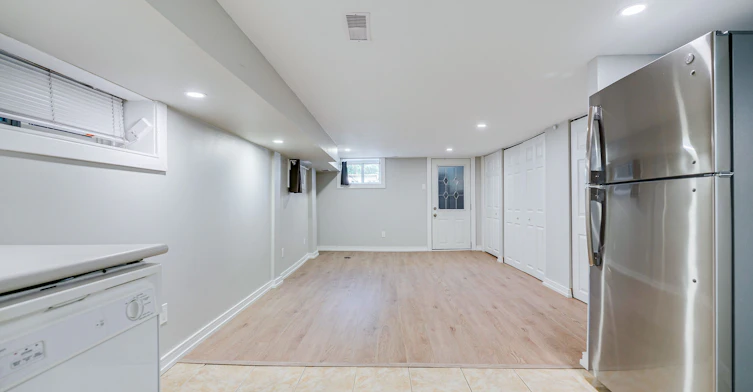 Lower-115 Rainsford Road, Toronto, ON, M4L 3N8 - 9