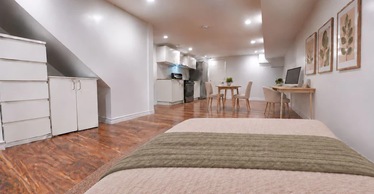 Lower-1042 Coxwell Avenue, Toronto, ON, M4C 3G5 - 4