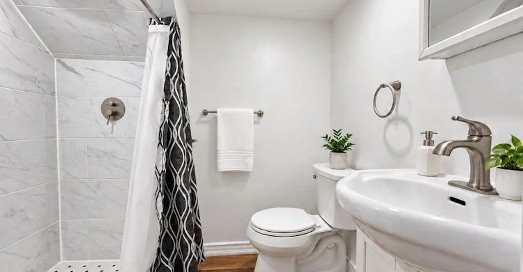 Lower-1042 Coxwell Avenue, Toronto, ON, M4C 3G5 - 6