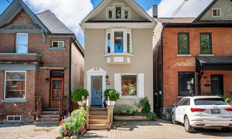 84 De Grassi Street