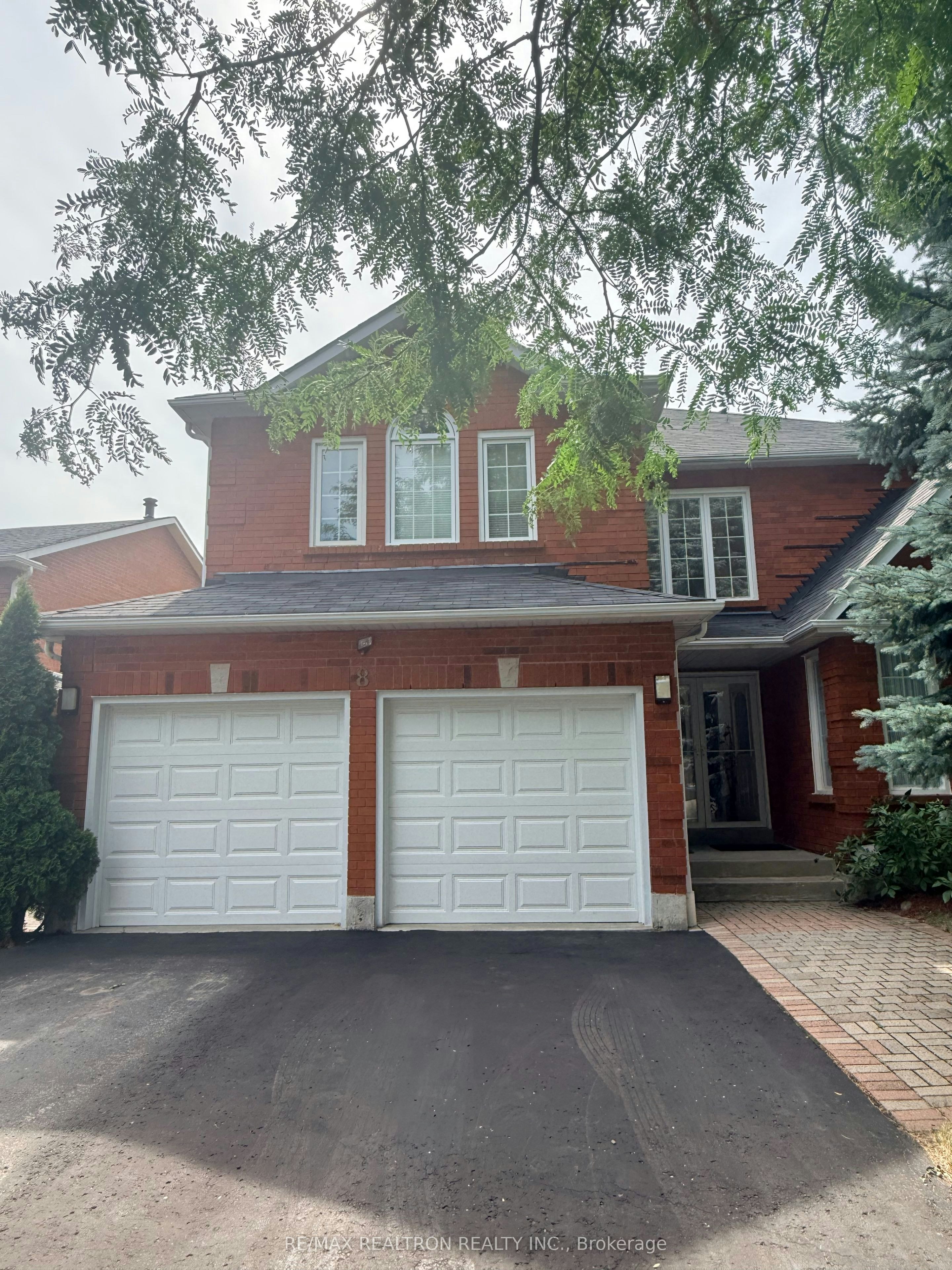 8 Waterdown Crescent, Whitby, ON, L1R 1Z1