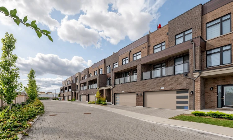 808-1865 Pickering Parkway