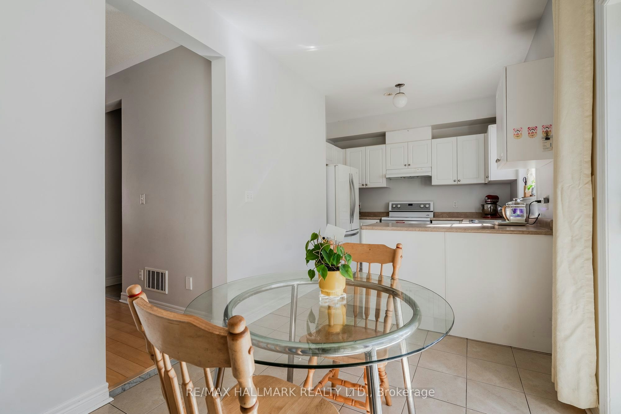 24 Carnahan Terrace, Toronto, ON, M4E 0B2 - 7