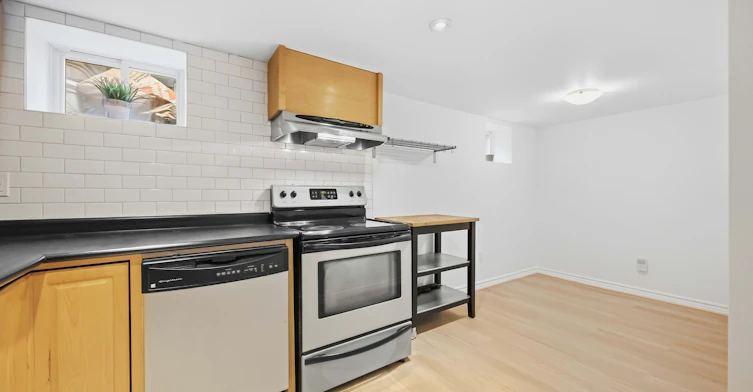 Lower-103 Ashdale Avenue, Toronto, ON, M4L 2Y8 - 6