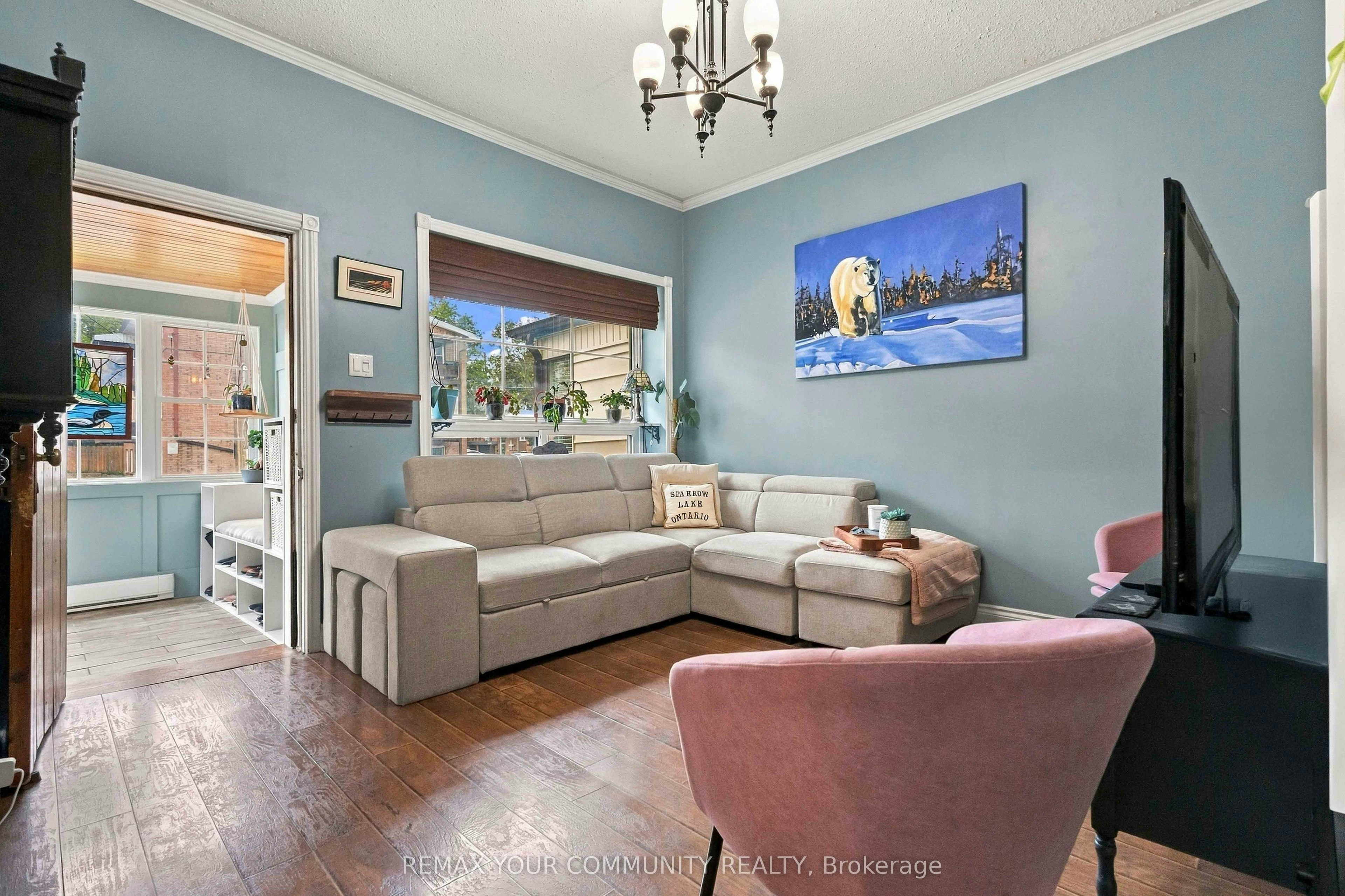 318 Mary Street W, Whitby, ON, L1N 2R6 5
