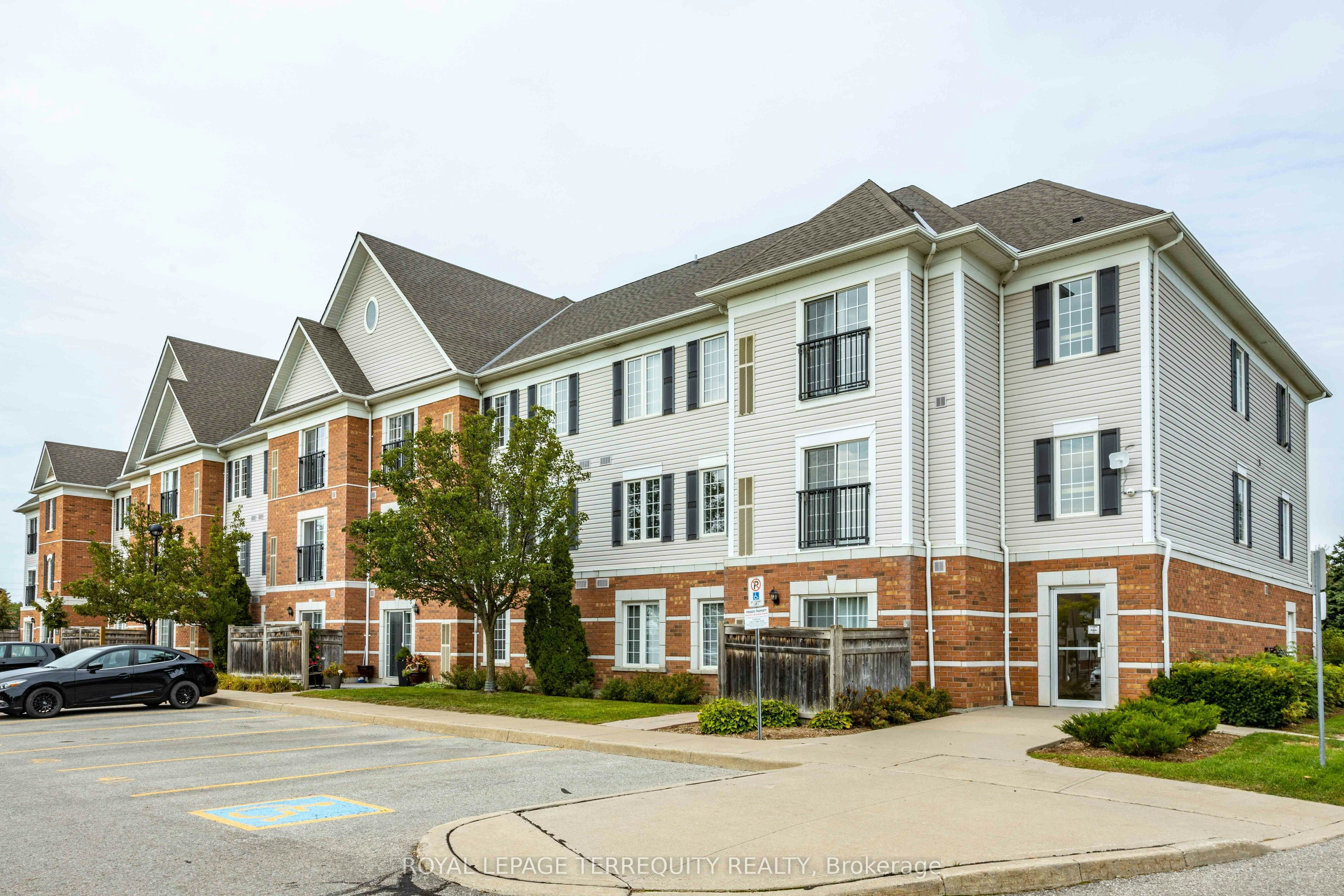 211-94 Aspen Springs Drive, Clarington, ON, L1C 5N4 - 2