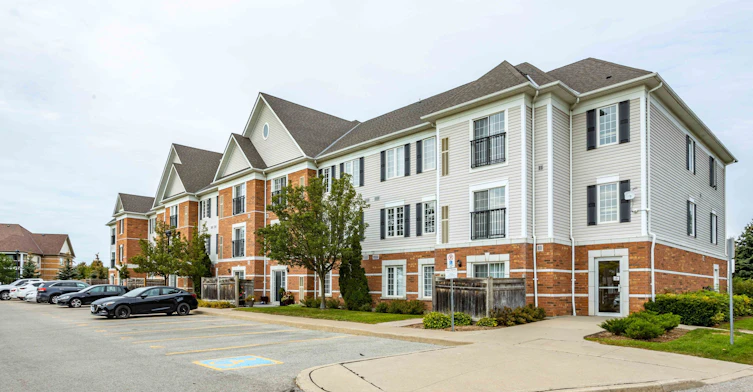 211-94 Aspen Springs Drive, Clarington, ON, L1C 5N4