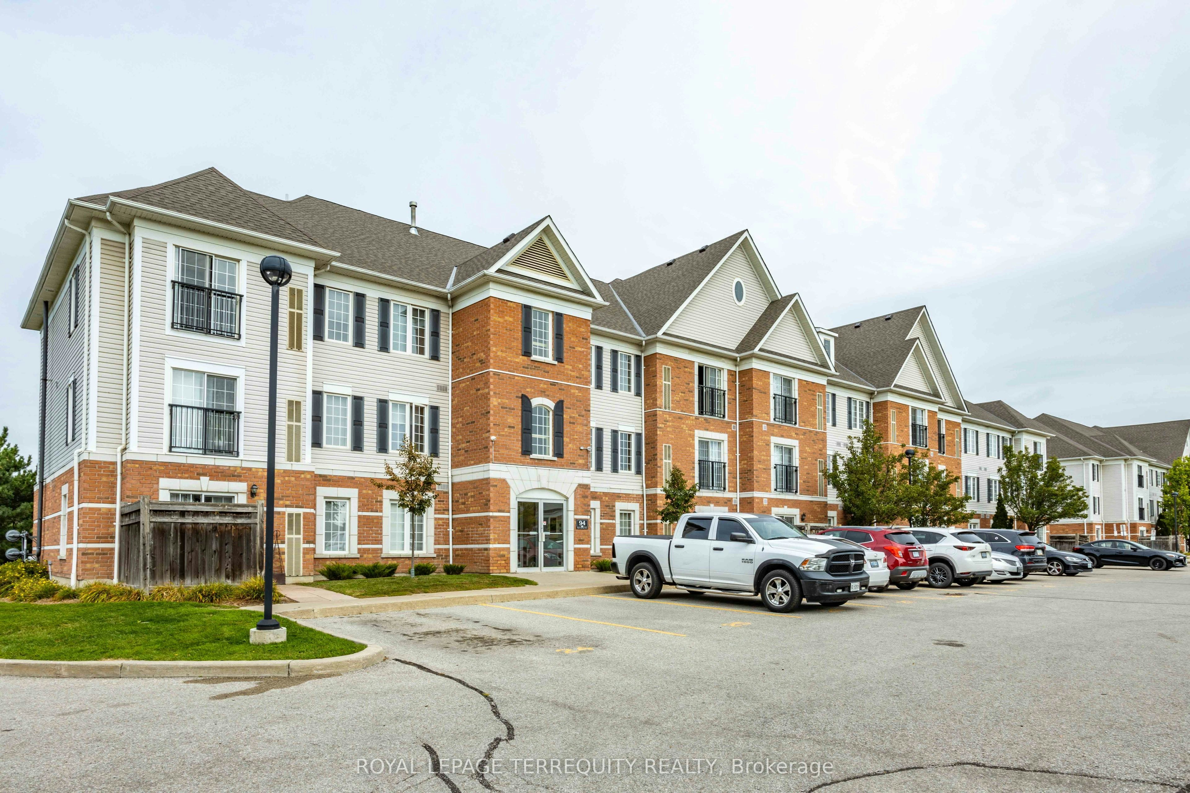 211-94 Aspen Springs Drive, Clarington, ON, L1C 5N4 - 3