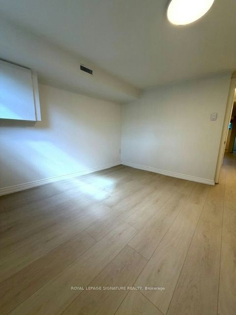Lower-152 Barker Avenue, Toronto, ON, M4C 2P1 - 9