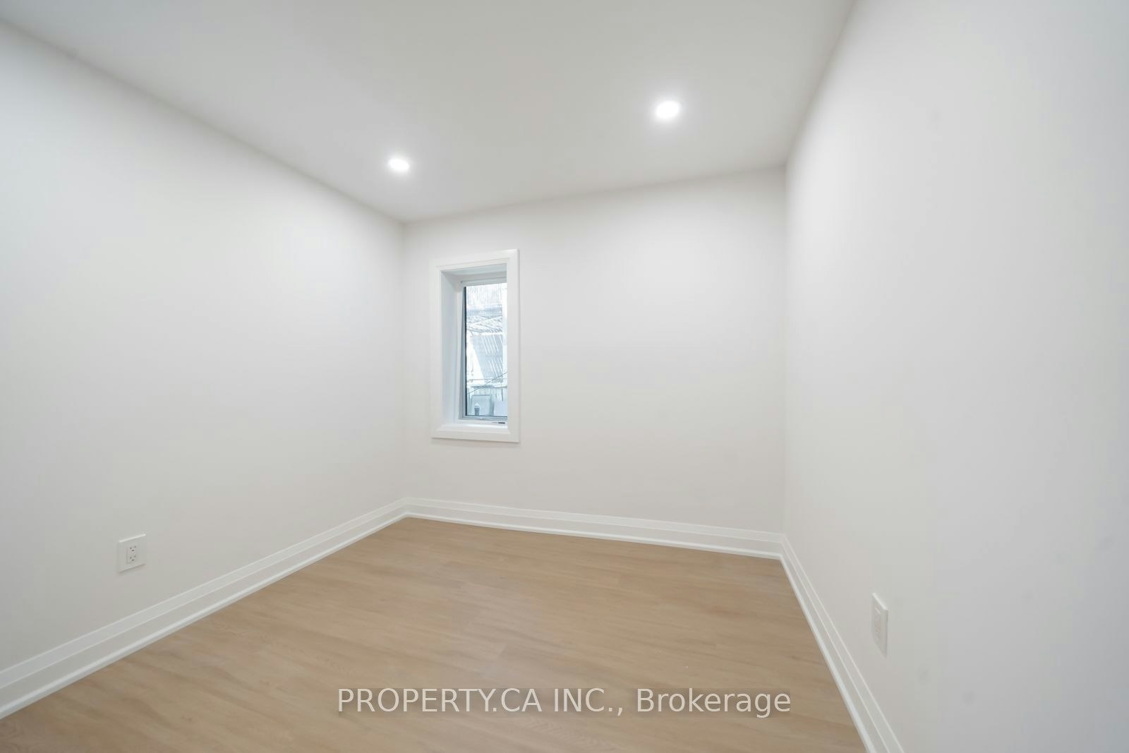 Lower-344 Highfield Road, Toronto, ON, M4L 2V5 - 8