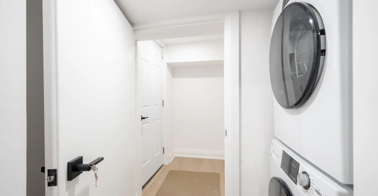 Lower-344 Highfield Road, Toronto, ON, M4L 2V5 - 12