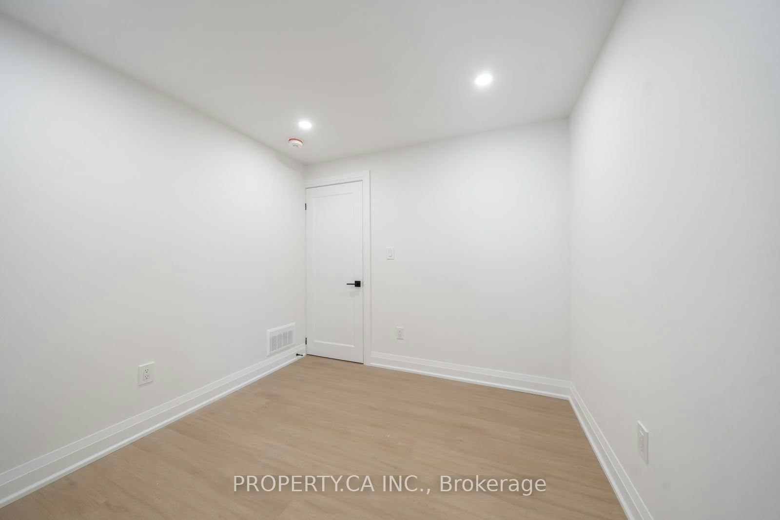 Lower-344 Highfield Road, Toronto, ON, M4L 2V5 - 9