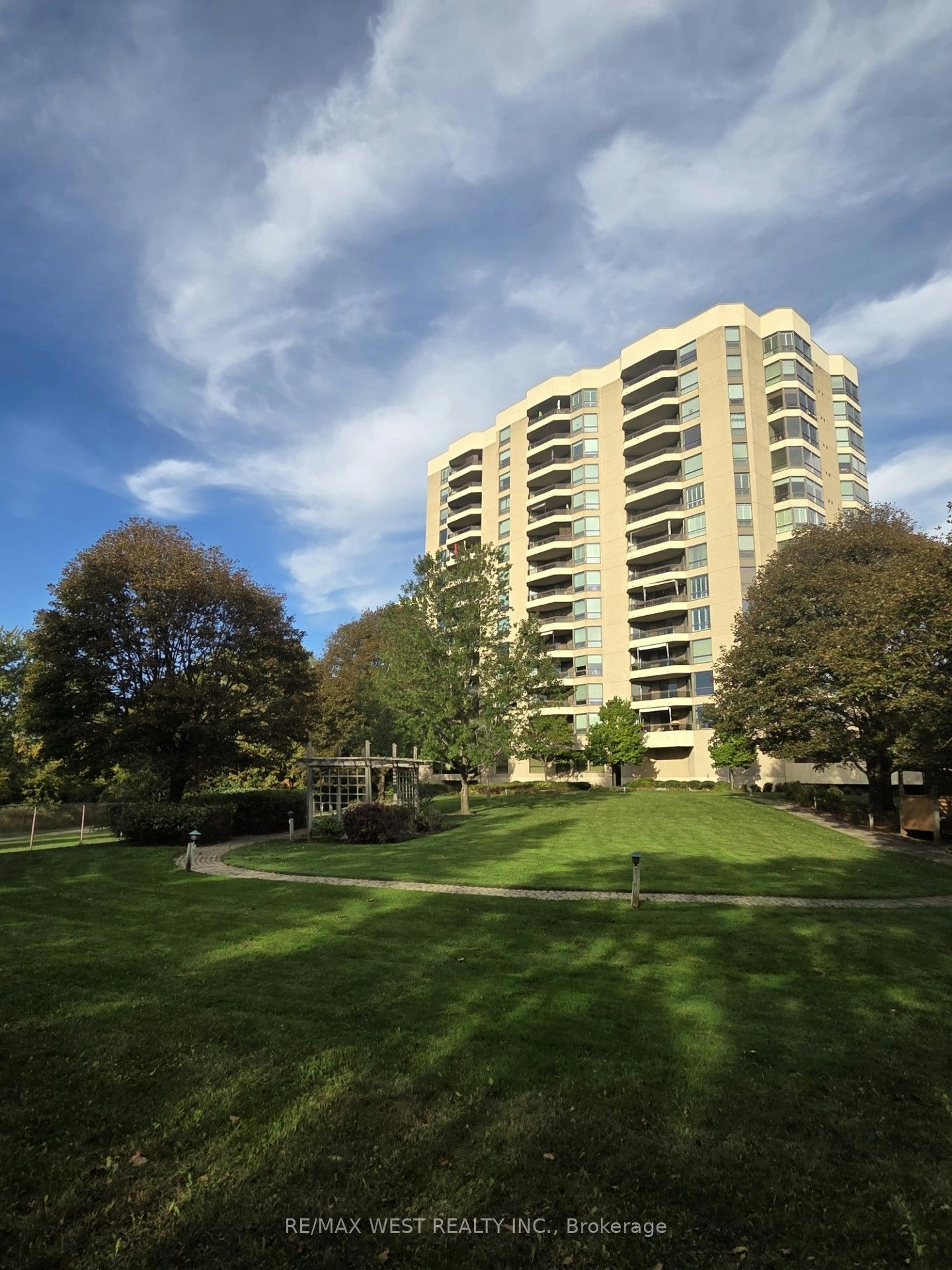 305-700 Wilson Road N, Oshawa, ON, L1G 7T5