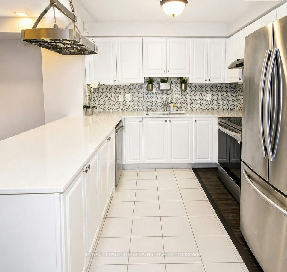 Upper-19 De Jong Street, Toronto, ON, M1P 0C1 3