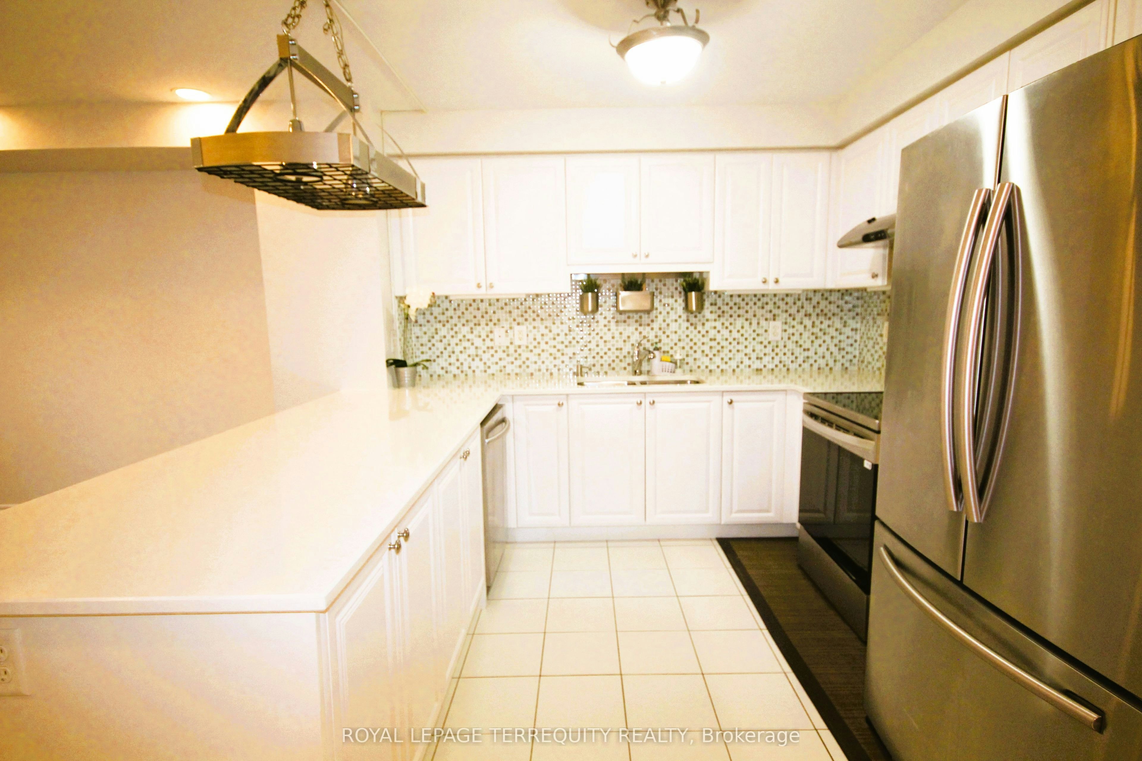 Upper-19 De Jong Street, Toronto, ON, M1P 0C1 - 7
