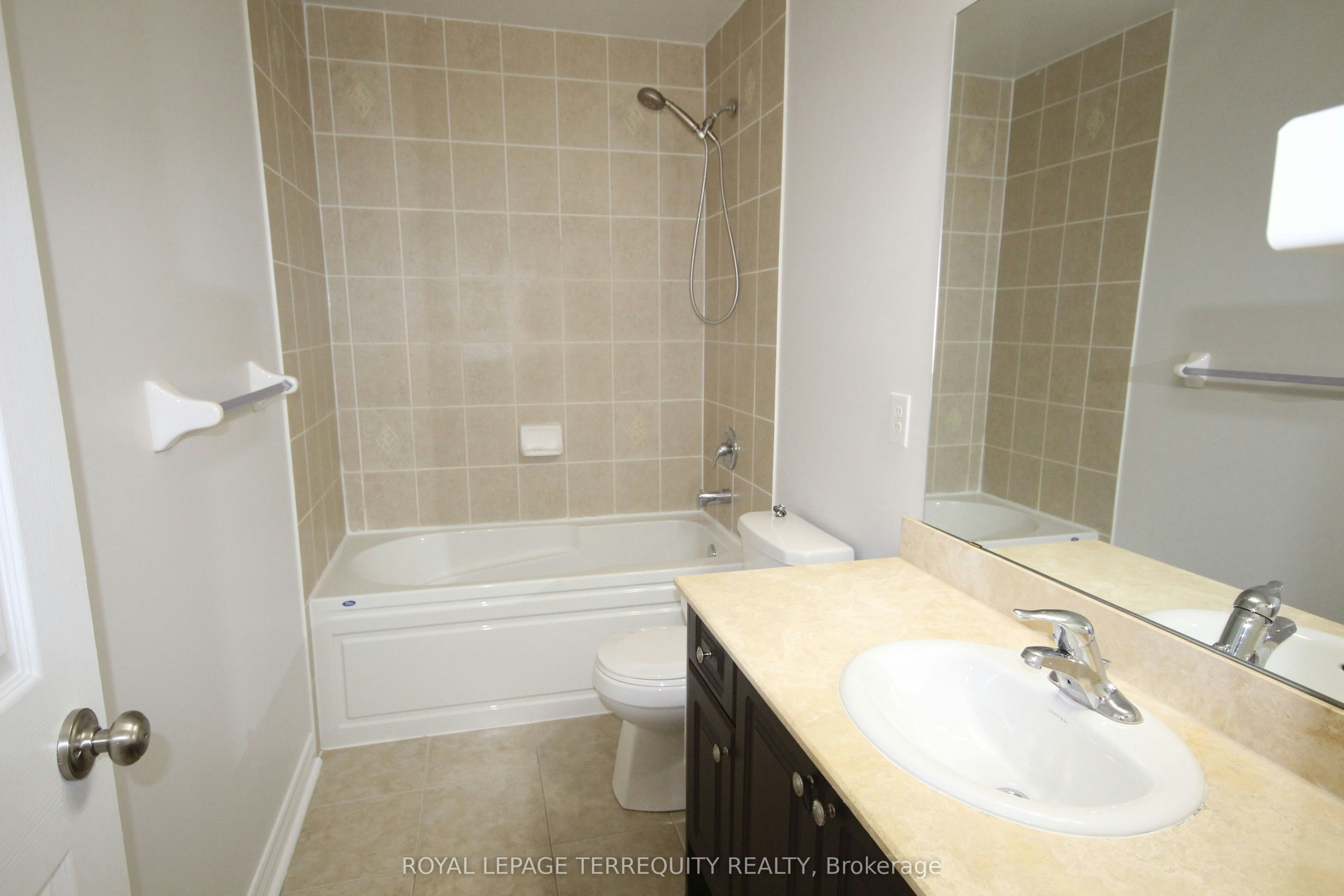 Upper-19 De Jong Street, Toronto, ON, M1P 0C1 - 31