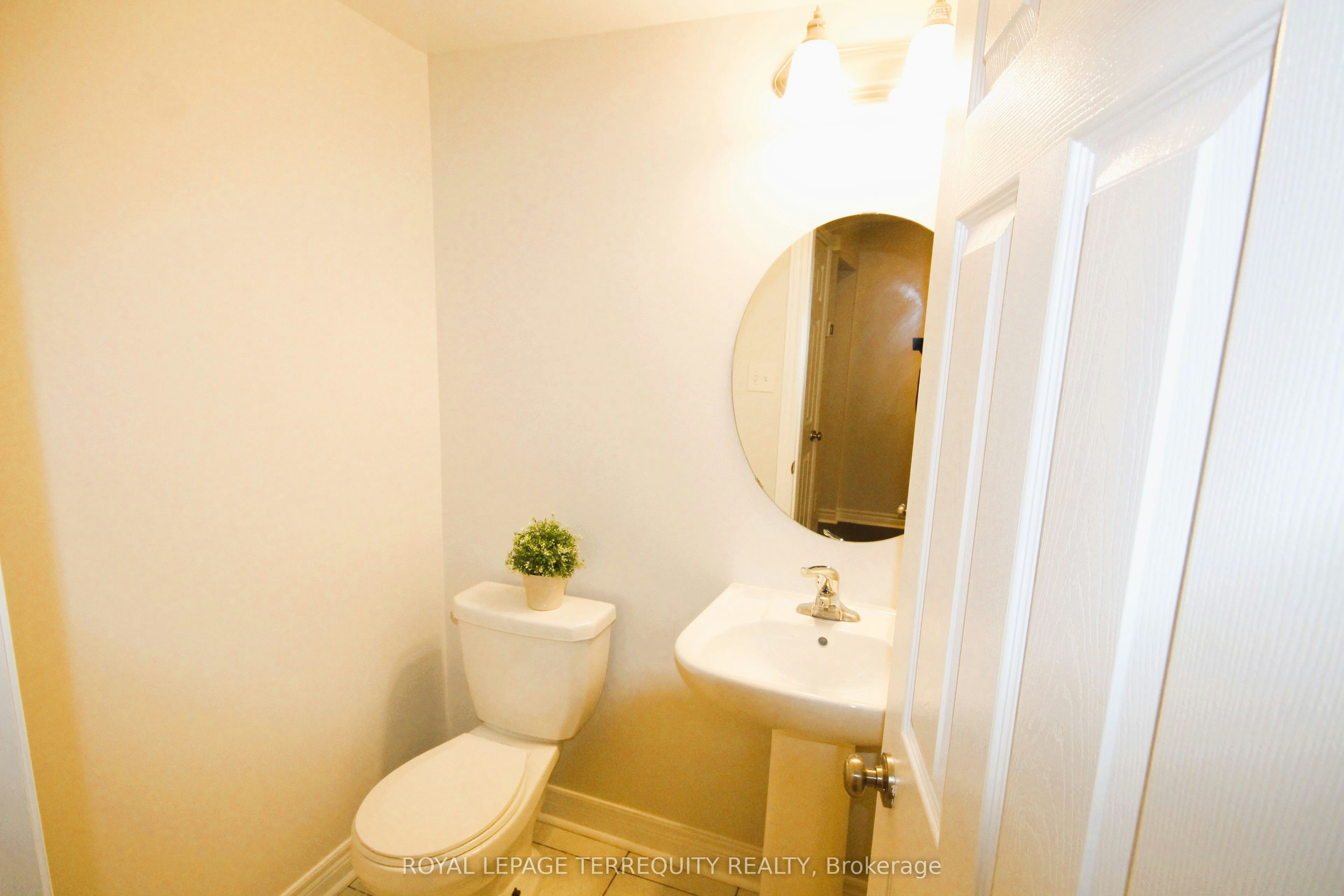 Upper-19 De Jong Street, Toronto, ON, M1P 0C1 - 17
