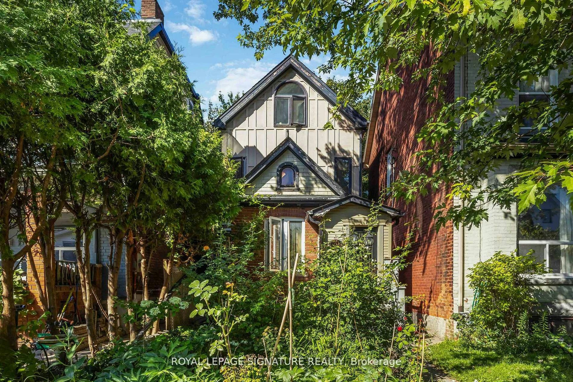 Lower-22 Curzon Street, Toronto, ON, M4M 3B4