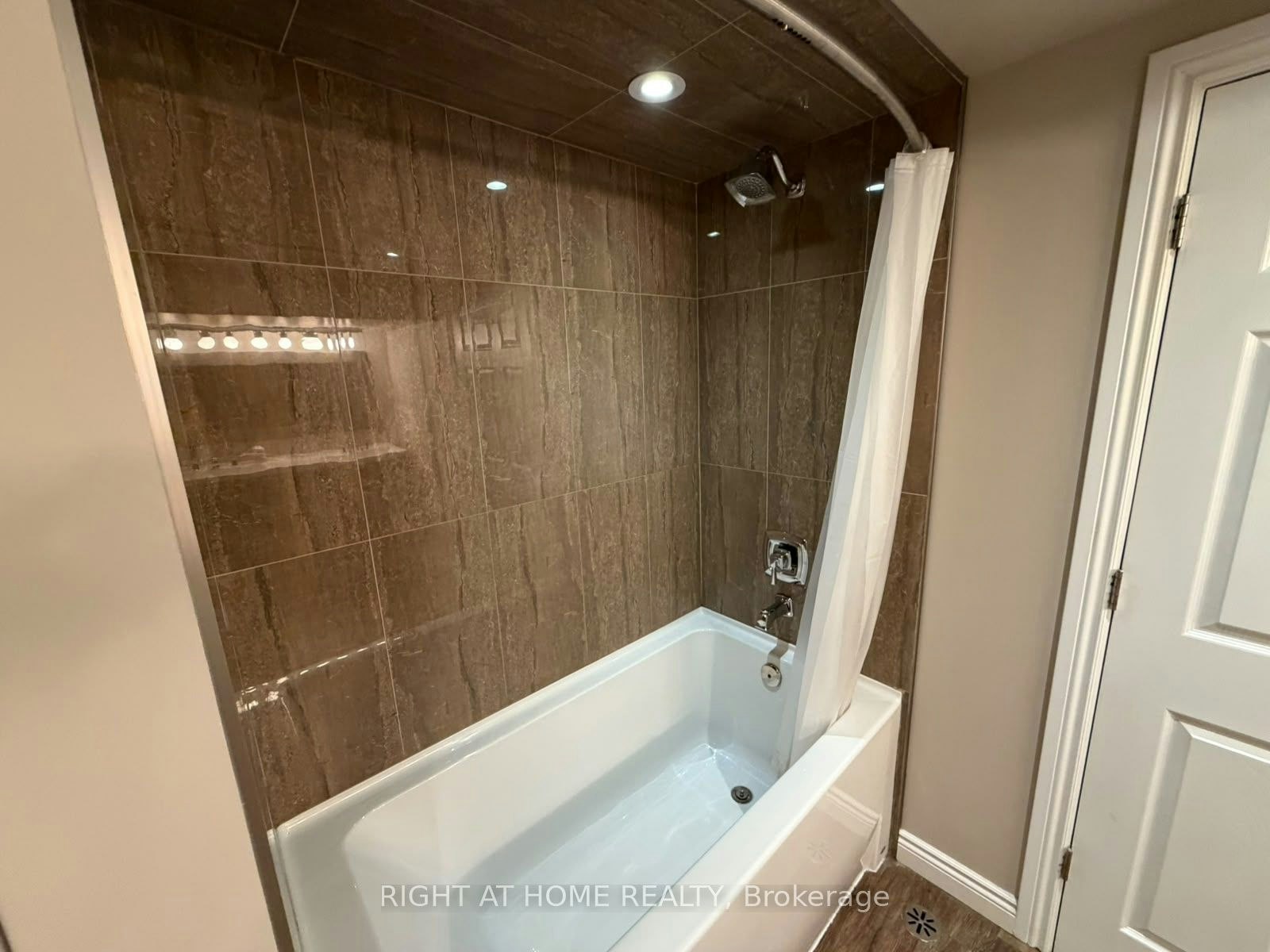 585 Brentwood Avenue S, Oshawa, ON, L1G 2S9 - 5