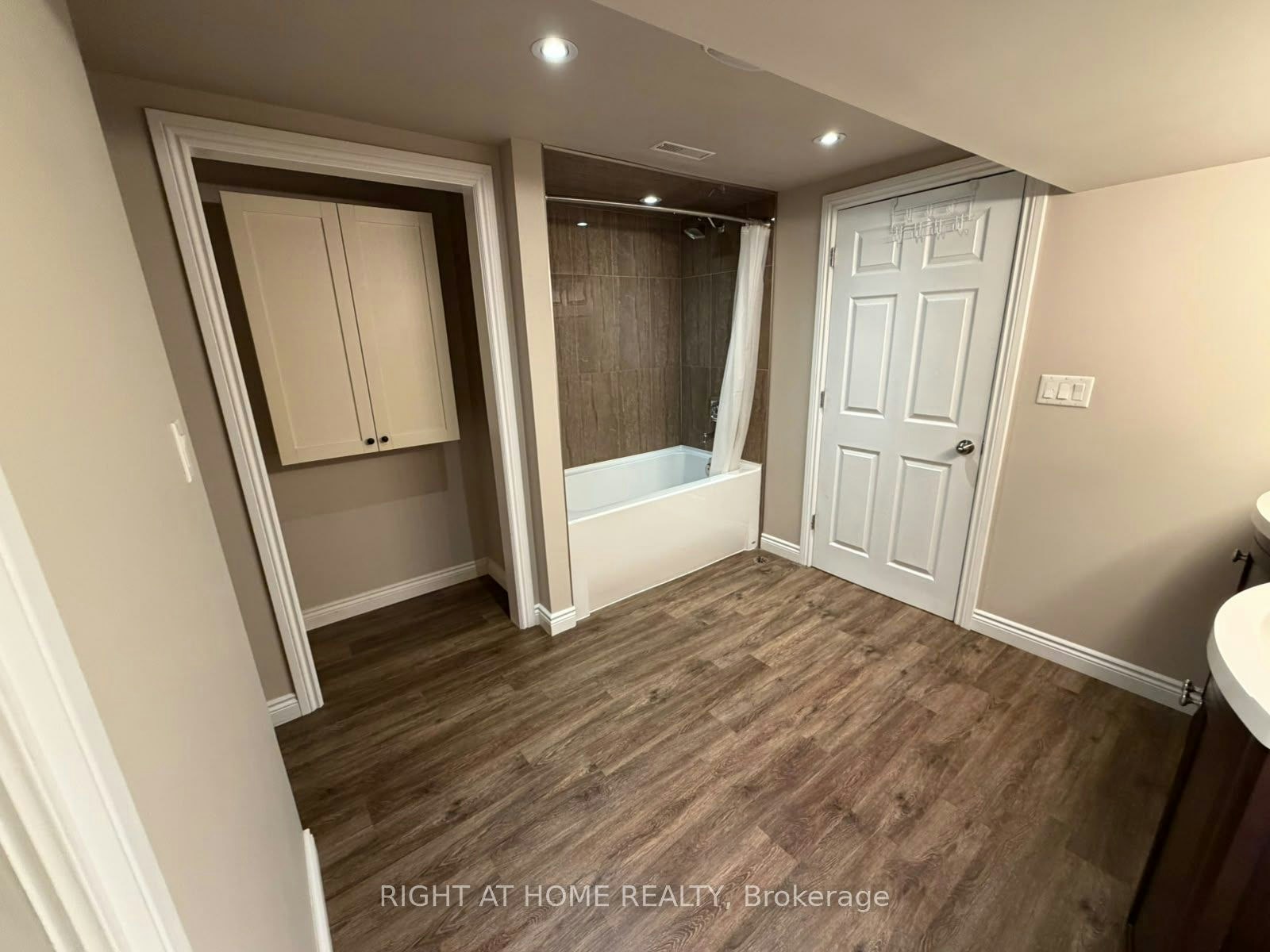 585 Brentwood Avenue S, Oshawa, ON, L1G 2S9 - 6