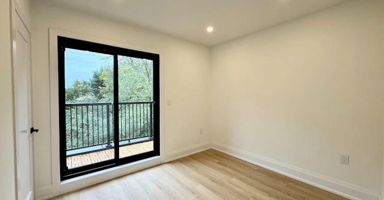 #4-151 Gledhill Avenue, Toronto, ON, M4C 5L1 - 13