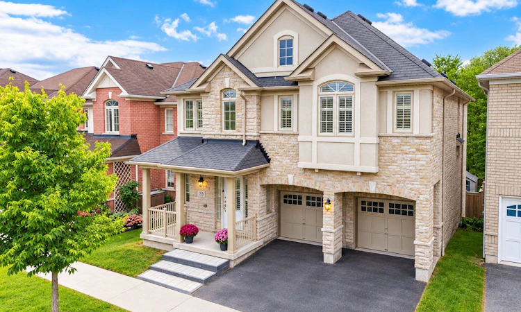 33 Mosely Crescent