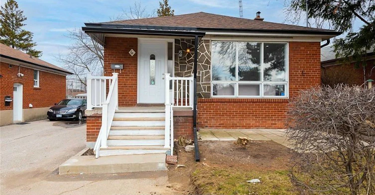6 Larkhall Avenue, Toronto, ON, M1J 1V1