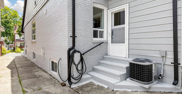 8 Harris Avenue, Toronto, ON, M4C 1P4 - 49