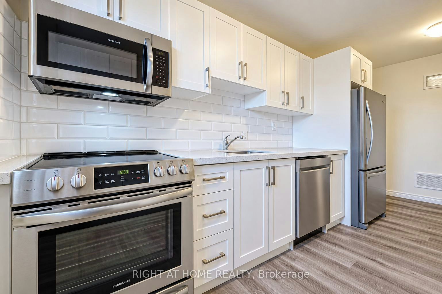 Upper-843 Danforth Avenue, Toronto, ON, M4J 1L2 - 9