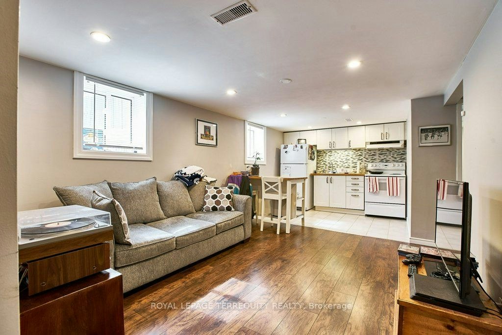 Lower-304 Palmerston Avenue, Whitby, ON, L1N 3E9 - 2