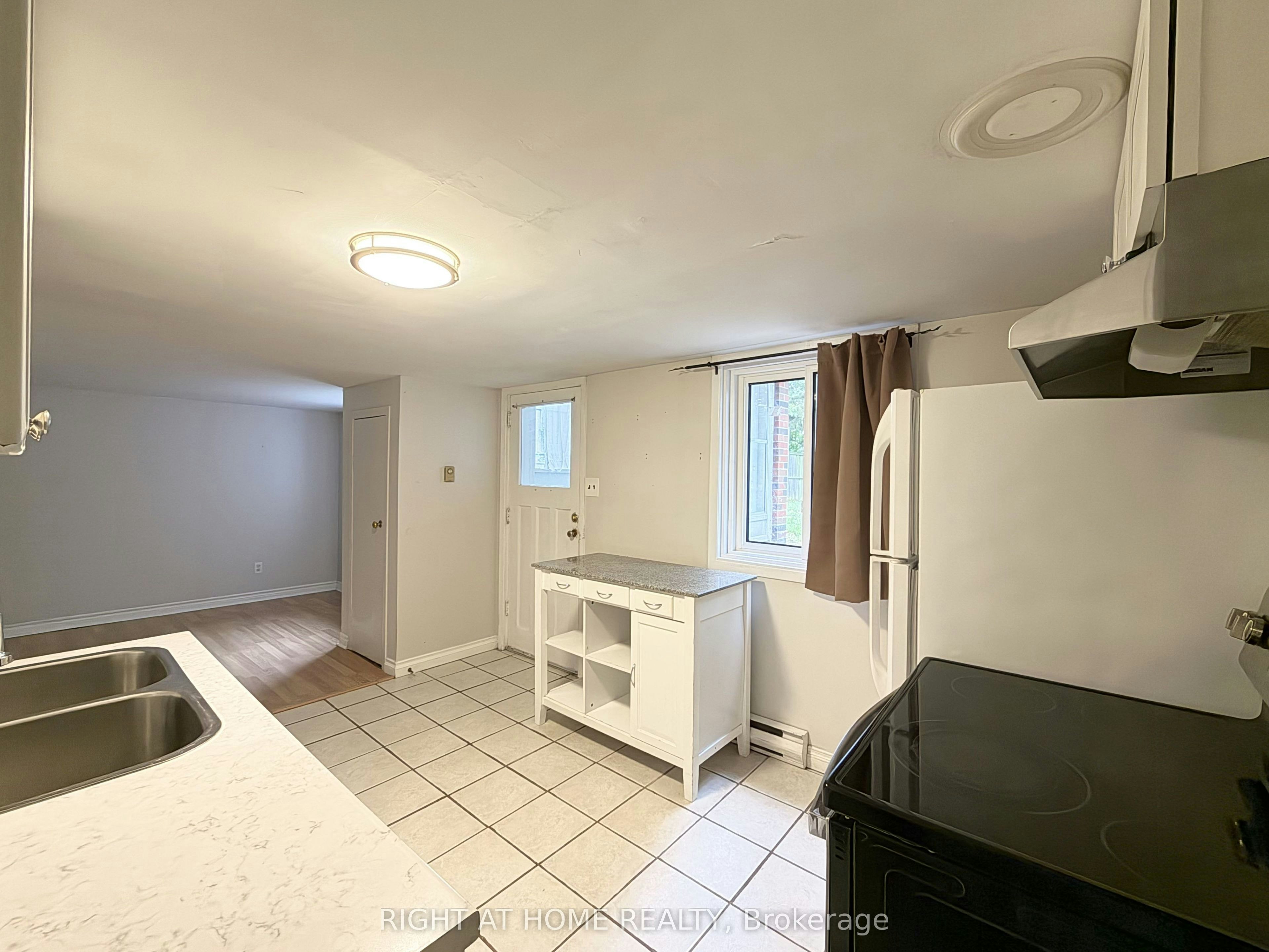 Lower-214 Greenwood Avenue, Oshawa, ON, L1J 1W6 - 4