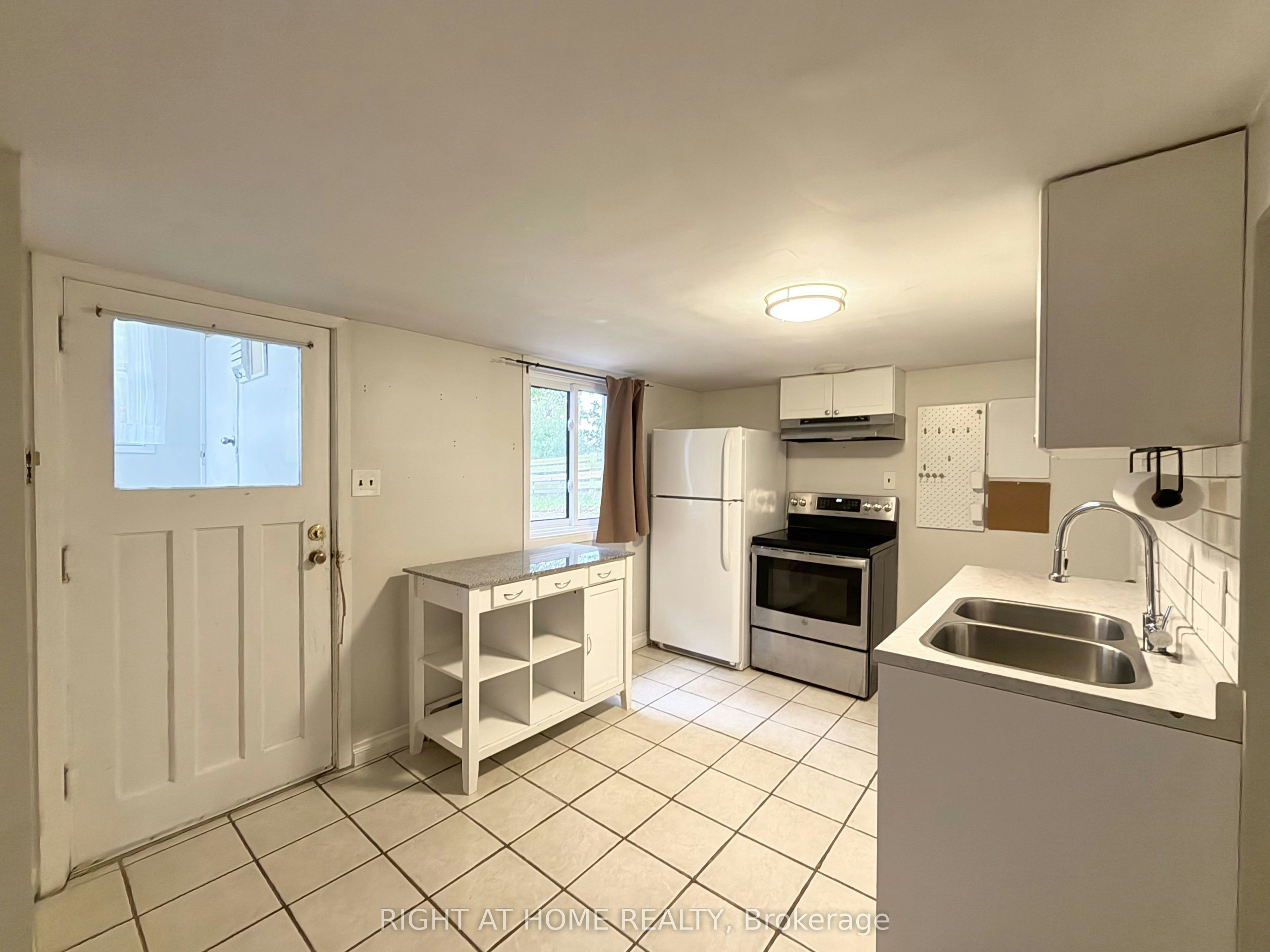 Lower-214 Greenwood Avenue, Oshawa, ON, L1J 1W6 - 3