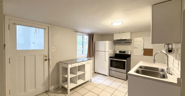 Lower-214 Greenwood Avenue, Oshawa, ON, L1J 1W6 - 3