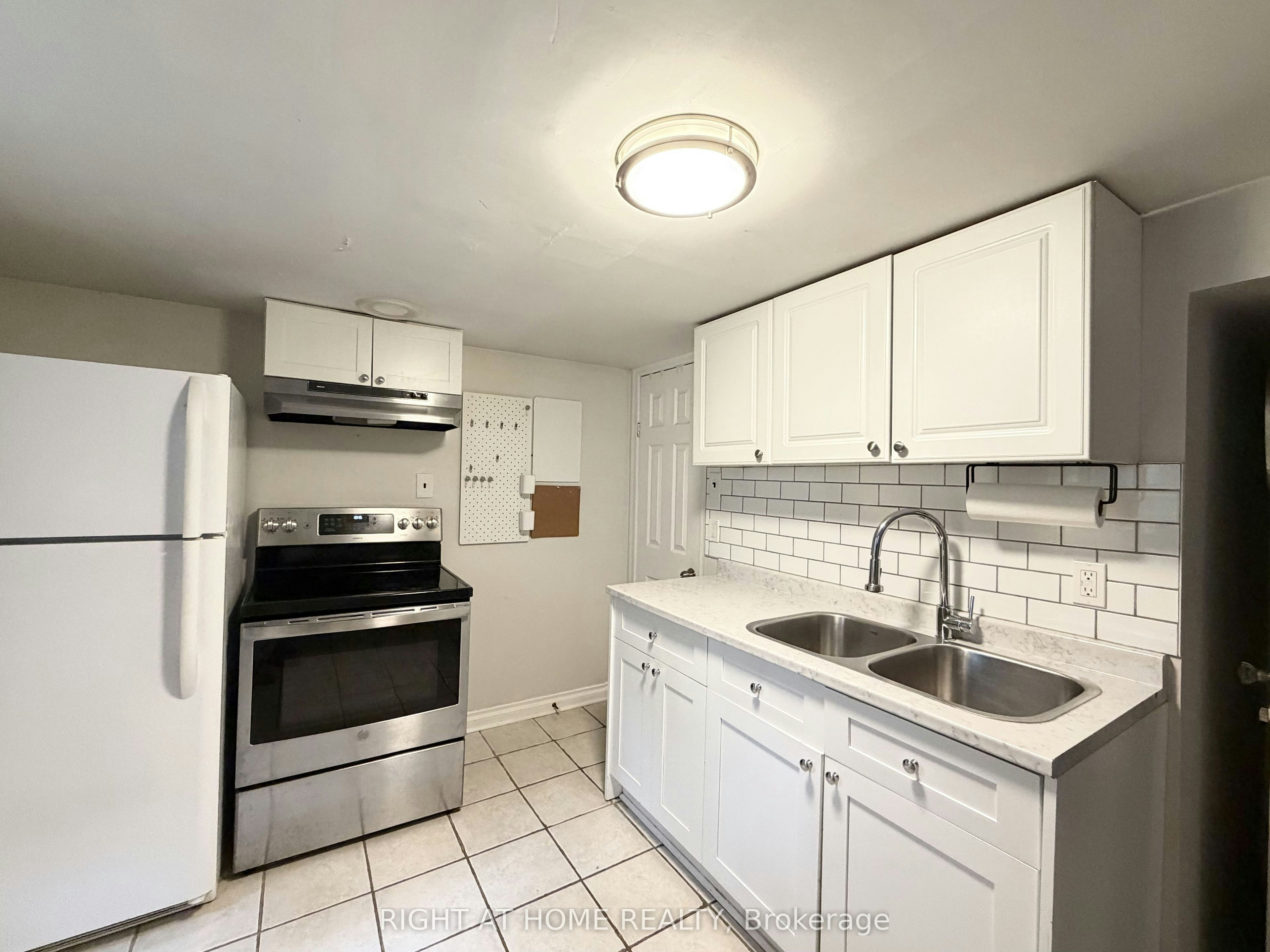 Lower-214 Greenwood Avenue, Oshawa, ON, L1J 1W6 - 5