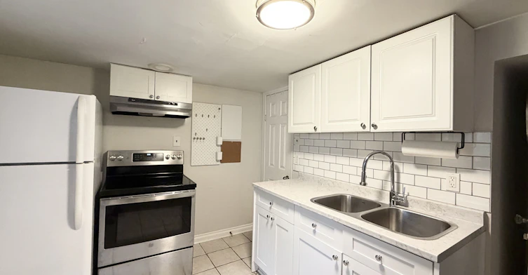 Lower-214 Greenwood Avenue, Oshawa, ON, L1J 1W6 - 5