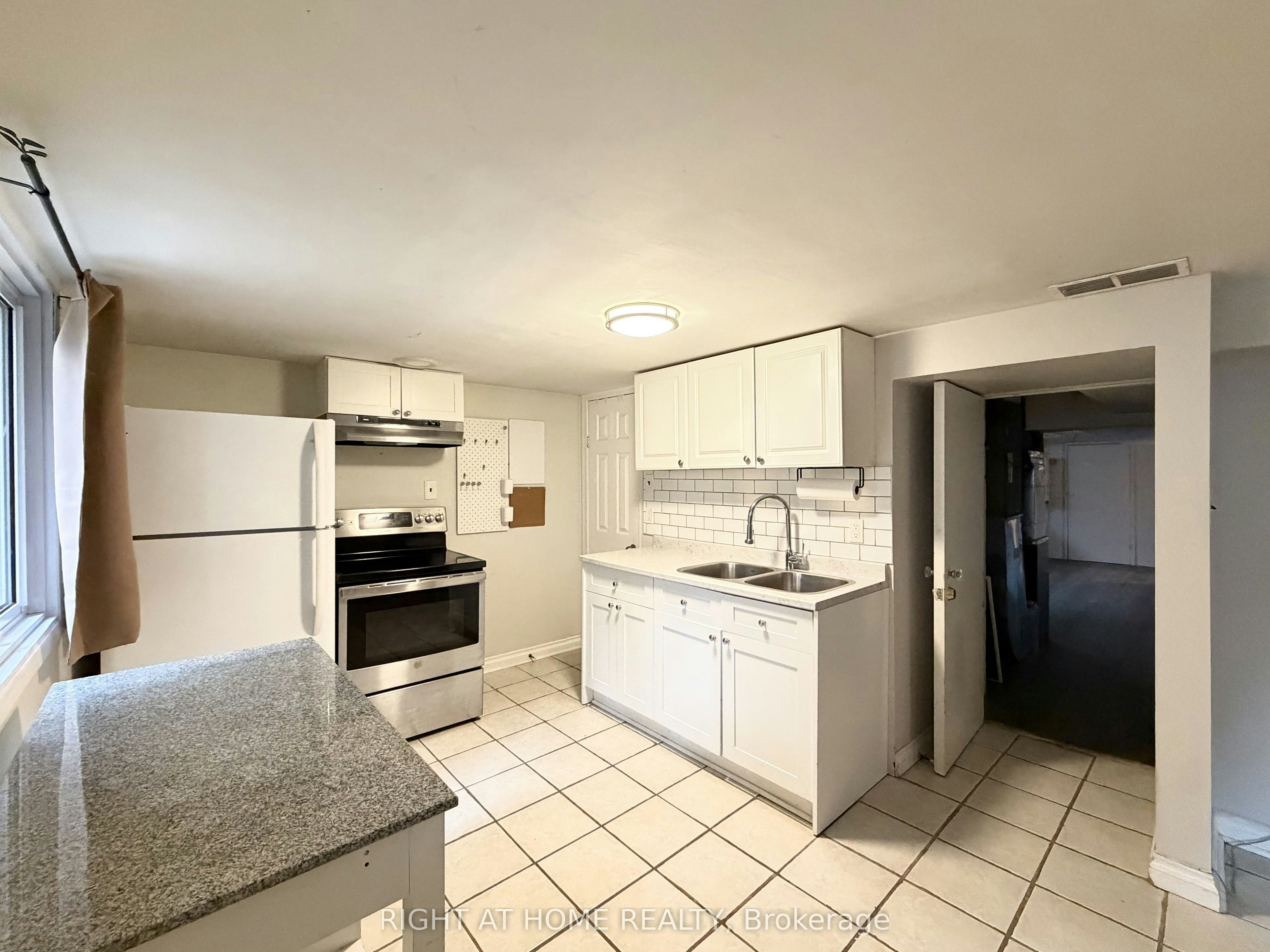 Lower-214 Greenwood Avenue, Oshawa, ON, L1J 1W6