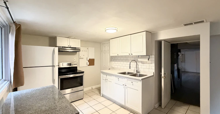 Lower-214 Greenwood Avenue, Oshawa, ON, L1J 1W6